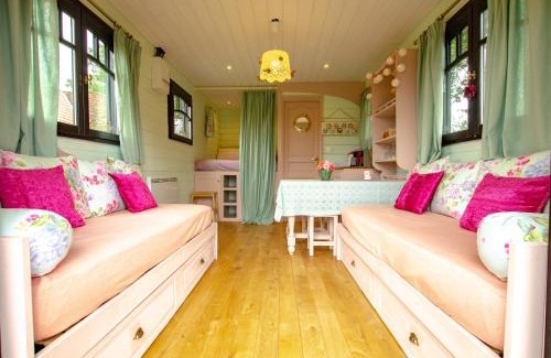 Maisons-les-Chaource Bed & Breakfast | La Roulotte de La Villa des Chouettes