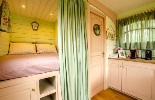 Maisons-les-Chaource Bed & Breakfast | La Roulotte de La Villa des Chouettes