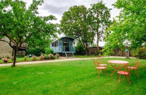 Maisons-les-Chaource Bed & Breakfast | La Roulotte de La Villa des Chouettes