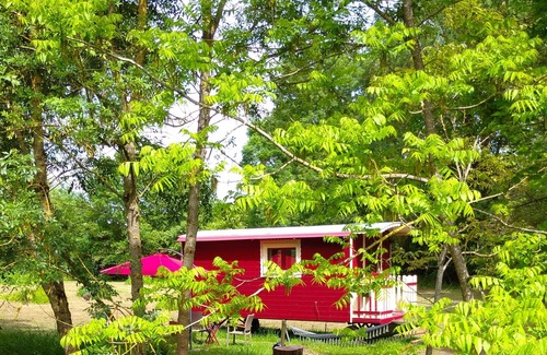 Le Vieil-Bauge House | La Roulotte Du Moulin De Palet - Location Roulotte Rouge