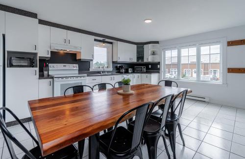 Petite-Riviere-Saint-Francois Ski Chalet | La Shred - 5min Massif, Foyer, Spa