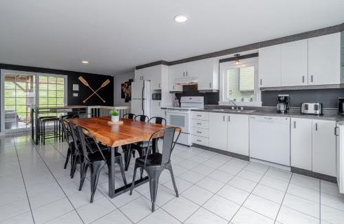 Petite-Riviere-Saint-Francois Ski Chalet | La Shred - 5min Massif, Foyer, Spa