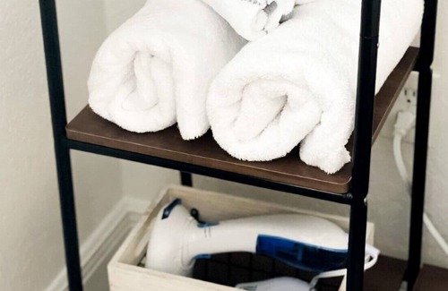 Carver City - Lincoln Gardens House | La Salle in-law suite byJoyful Moments