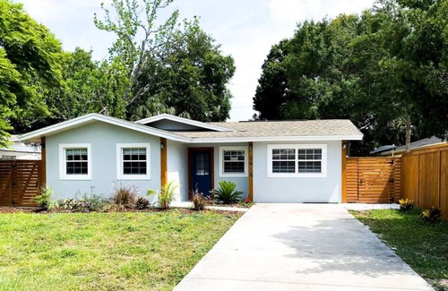 Carver City - Lincoln Gardens House | La Salle in-law suite byJoyful Moments