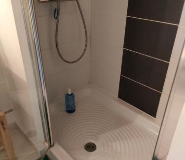 Guingamp Apartment | La Suite 27 bis, maison indépendante avec terrasse, proche gare et centre