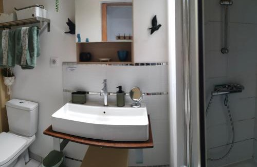 Guingamp Apartment | La Suite 27 bis, maison indépendante avec terrasse, proche gare et centre