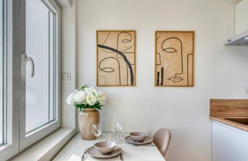 Parilly Apartment | La Suite Crème - Métro D - Gare de Vénissieux