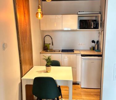 Saint-Martin-de-Londres Apartment | La Suite