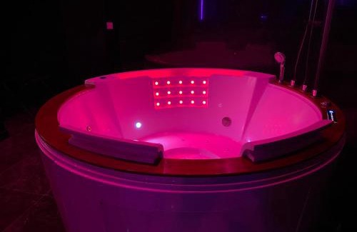 Riom Apartment | La Suite Marylin, Loft de 90m2 avec Sauna et Jacuzzi