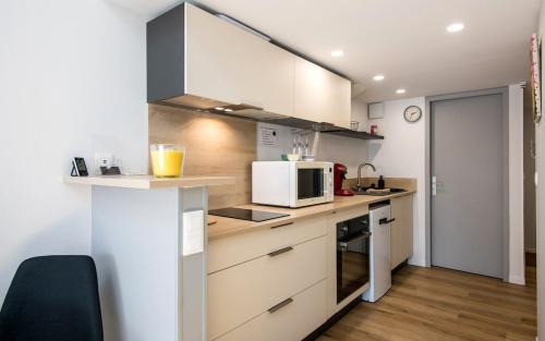 Millau Apartment | LA SUITE terrasse, wifi,parking,clim
