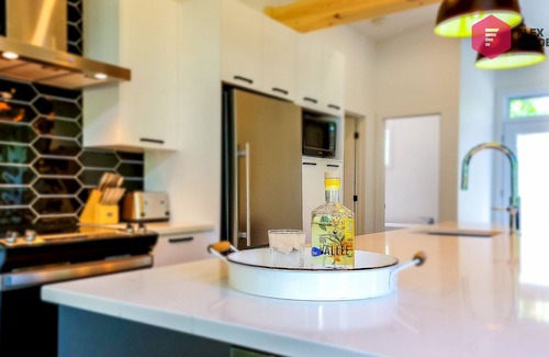 Pont-Rouge House | ⭐ La Sunny-Haus de Portneuf 🌞 Pool, Hot tub, Billiards and Trails ⭐