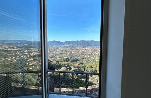 Castelnuovo Magra House | La Tisbe, a house in the medieval village of Castelnuovo Magra