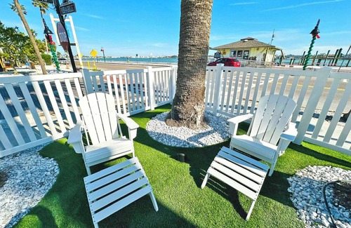 Pass-a-Grille Historic District Apartment | La Tortuga Historic Downtown Pass A Grille St Pete Beach 7