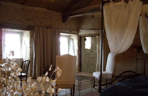 Breuil-Barret Bed & Breakfast | La Tour des Laudes