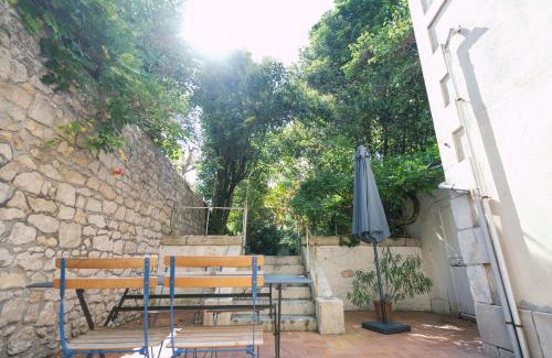 Poitiers Apartment | La Verrière by la Maison de Marc- Poitiers Centre - parking et terrasse