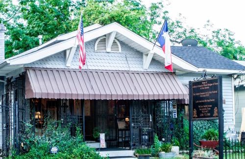 Tobin Hill Apartment | La Villa By The Riverwalk