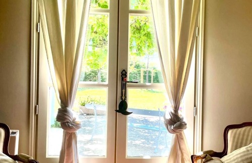 Breuillet House | La villa des fleurs à Breuillet - sleeps 8 - garden - swimming pool