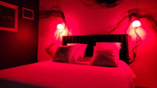 Doue-la-Fontaine Apartment | La Volupté - Love room avec Jacuzzi - Sauna