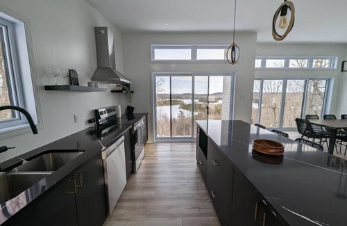 Val-des-Monts Cabin | La Vue - Mountain Top Cottage