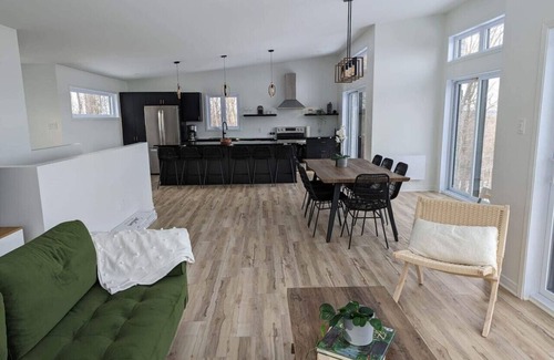 Val-des-Monts Cabin | La Vue - Mountain Top Cottage