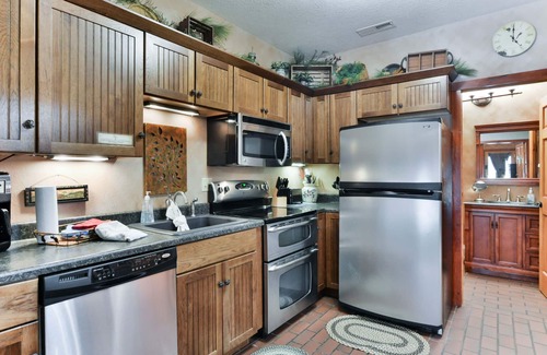 Blue Eye House | Labor Day Open - Secluded All-One-Level Carriage House-Pool Table-Hot Tub-Dog Friendly - Car Charger