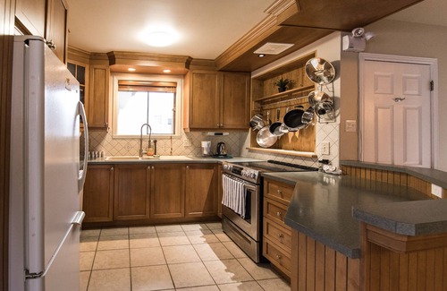 Lac-Brome Ski Chalet | Lac Brome 5 Bedrooms Classic Vacation Home with Hot tub (CITQ # 133781)