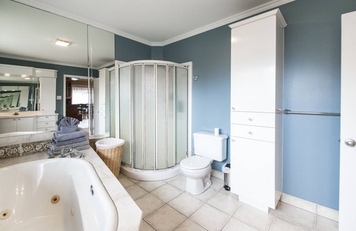 Lac-Brome Ski Chalet | Lac Brome 5 Bedrooms Classic Vacation Home with Hot tub (CITQ # 133781)