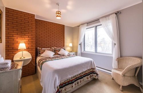 Lac-Brome Ski Chalet | Lac Brome 5 Bedrooms Classic Vacation Home with Hot tub (CITQ # 133781)