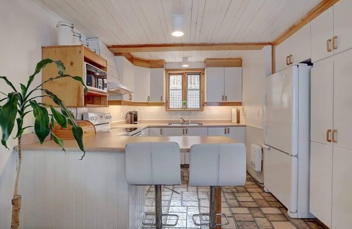 Potton Ski Chalet | Lac Memphremagog Waterfront - Spa - Le Mimosa