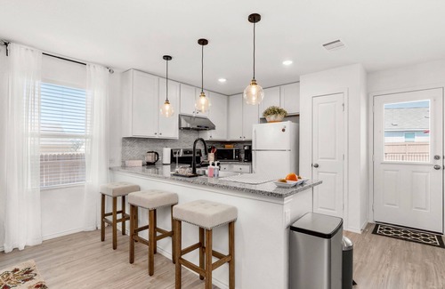 Southside House | Lackland AFB and Sea World! Movie theatre and Gym