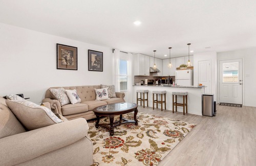 Southside House | Lackland AFB and Sea World! Movie theatre and Gym