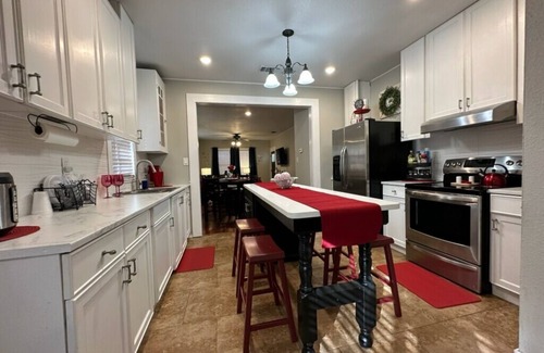Harlandale House | Lackland AFB Midnight LanternnRiverwalk 3.8mi Golf 5.7mi Foosball Table