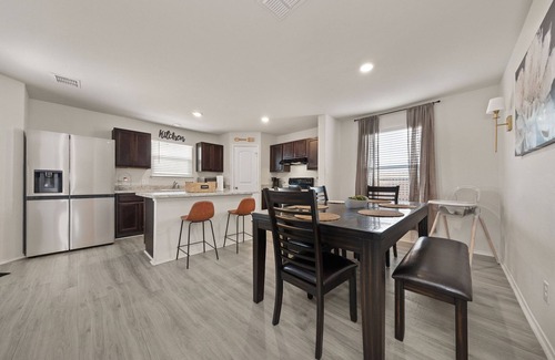Southside House | Lackland Ultimate Family Haven! Located near San Antonio's top attractions!
