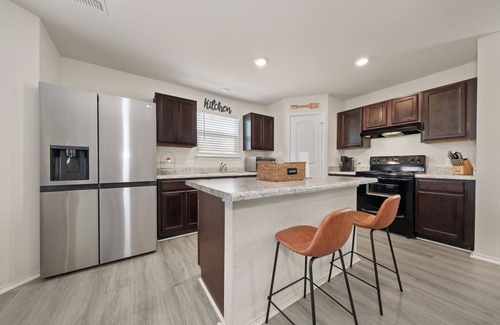 Southside House | Lackland Ultimate Family Haven! Located near San Antonio's top attractions!