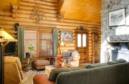 Alto House | Lacys Log Cabin Alto Home with Mountain Views!