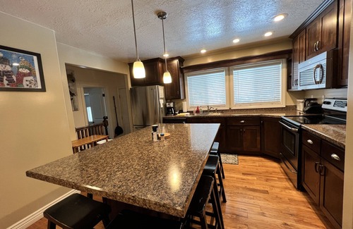 Washington Terrace House | Lagoon, Ski, HAFB, WSU and Dee Event Center.