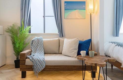 Tateishi Apartment | LAGOON Suite OHANA - 2 Serta double bed & Asian resort sofa, #205, 11 minutes to Asakusa