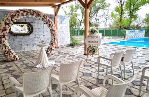 Bazaleti House | Laguna House next to Pool at Bazaleti Lake