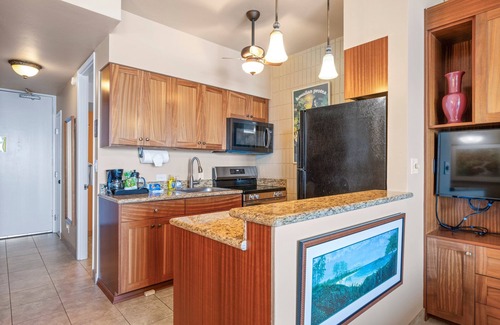 Lahaina Apartment | Lahaina Shores 621: West Maui Studio with OF Views!