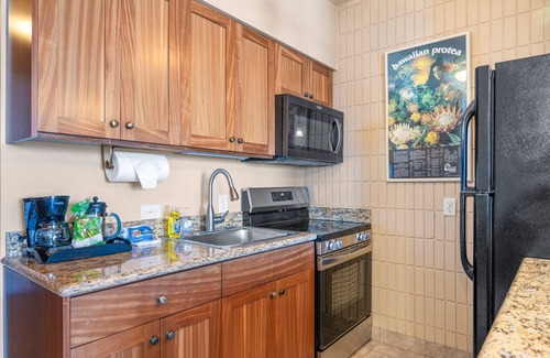 Lahaina Apartment | Lahaina Shores 621: West Maui Studio with OF Views!