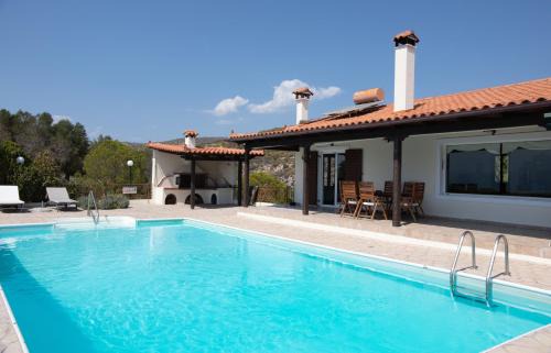Loutraki-Agioi Theodoroi Villa | Lahtagas Estate with private swimming pool
