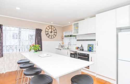 Raglan House | Laid-Back Raglan Living – Upstairs Family Home Near Surf & Shops