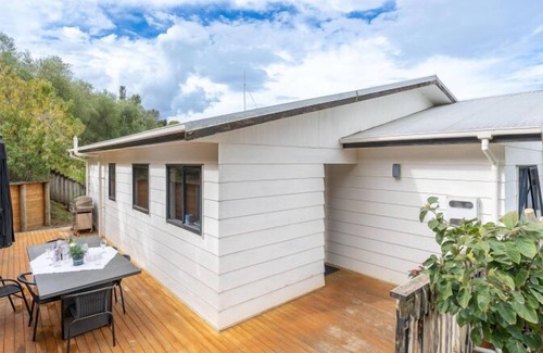 Raglan House | Laid-Back Raglan Living – Upstairs Family Home Near Surf & Shops
