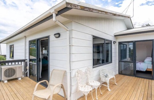 Raglan House | Laid-Back Raglan Living – Upstairs Family Home Near Surf & Shops