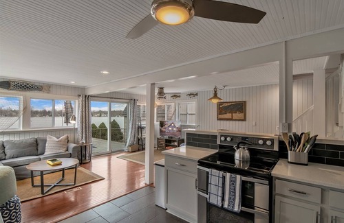 Oxbow House | Lake Front Retreat: paddle board/canoe W HOT TUB