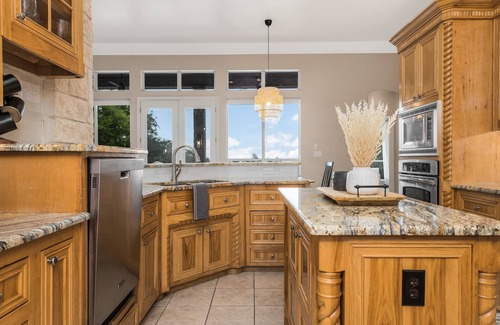 Belton House | Lake Access! 10 Acre Retreat, Pool and Hot tub