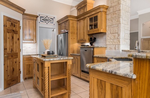 Belton House | Lake Access! 10 Acre Retreat, Pool and Hot tub