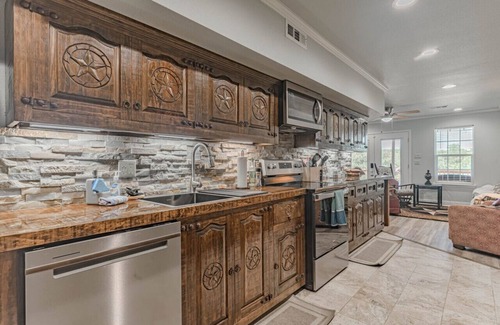 Granbury Cabin | Lake Access ⛵️ Pool 🏖️ Private Patio 🦜BBQ 🌭 WiFi 💻 Free Parking 🏎️ Pet Friendly 🐾