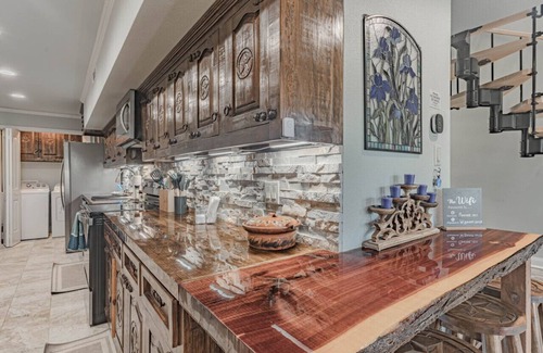 Granbury Cabin | Lake Access ⛵️ Pool 🏖️ Private Patio 🦜BBQ 🌭 WiFi 💻 Free Parking 🏎️ Pet Friendly 🐾
