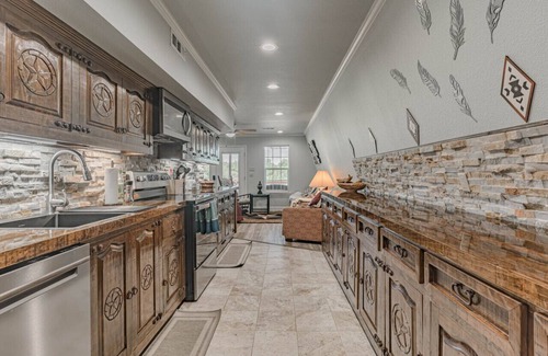 Granbury Cabin | Lake Access ⛵️ Pool 🏖️ Private Patio 🦜BBQ 🌭 WiFi 💻 Free Parking 🏎️ Pet Friendly 🐾